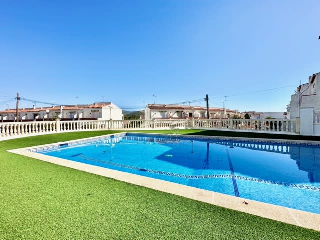 Casa adosada con piscina en Puig Rom — 28