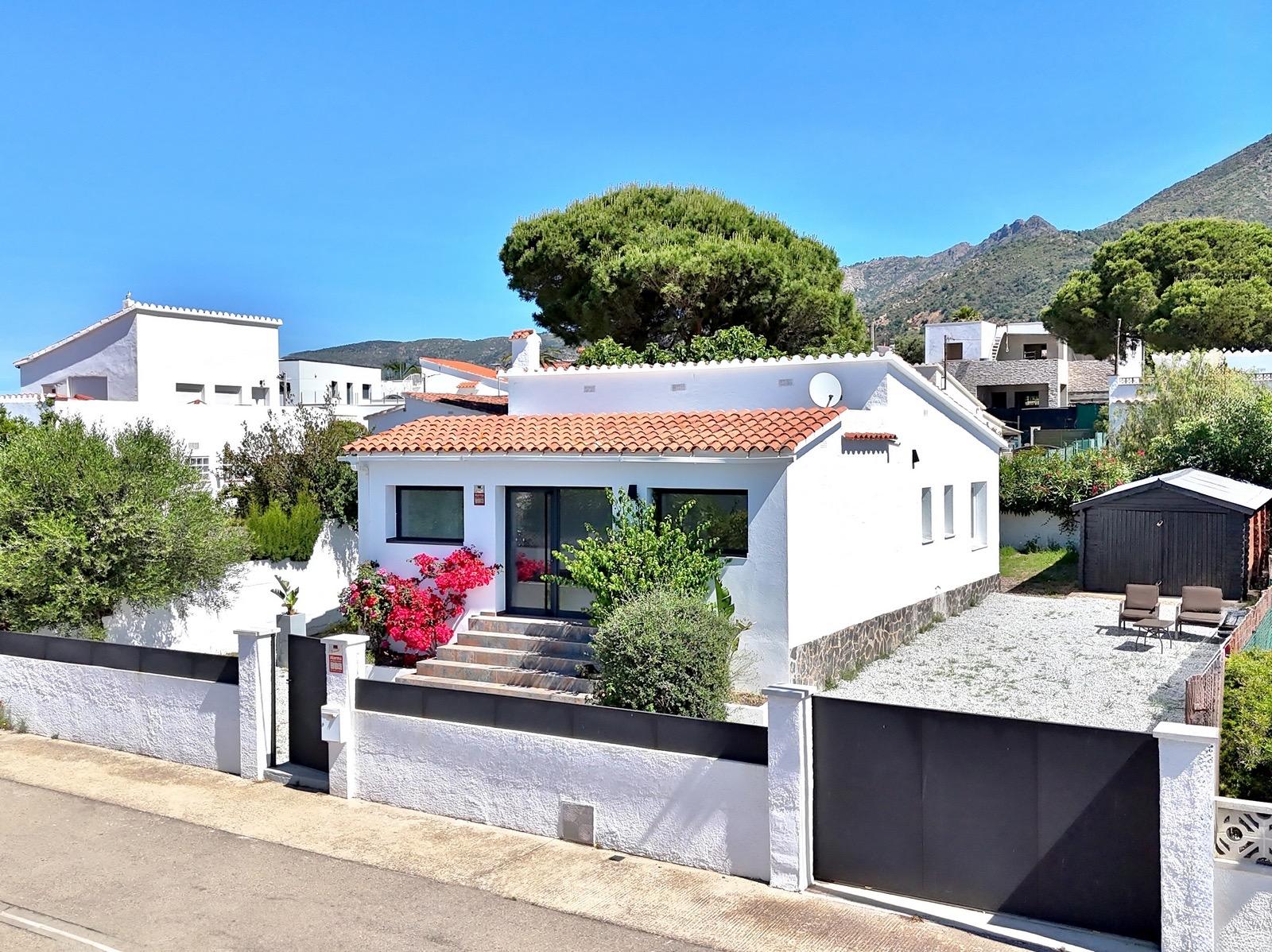 Villa independiente reformada de 3 dormitorios en Roses — 2