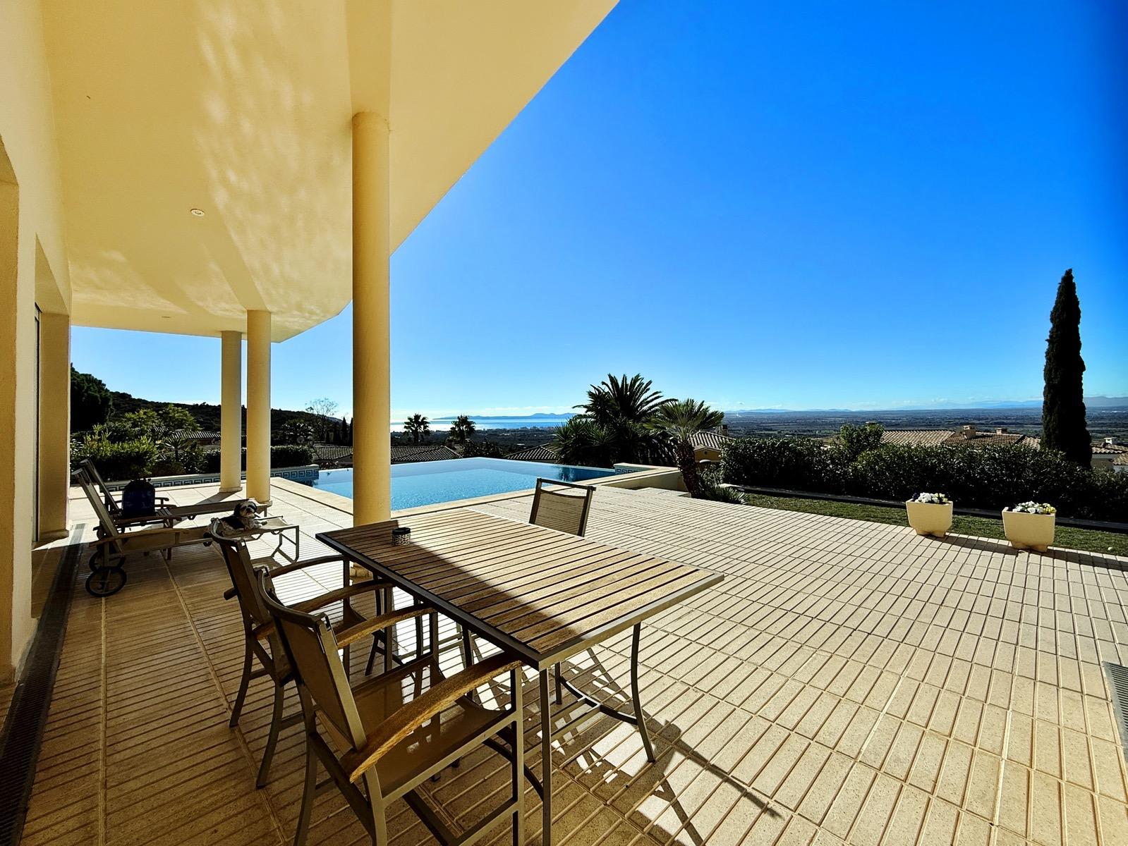 Villa de lujo con amplios espacios, piscina y gran parcela — 8