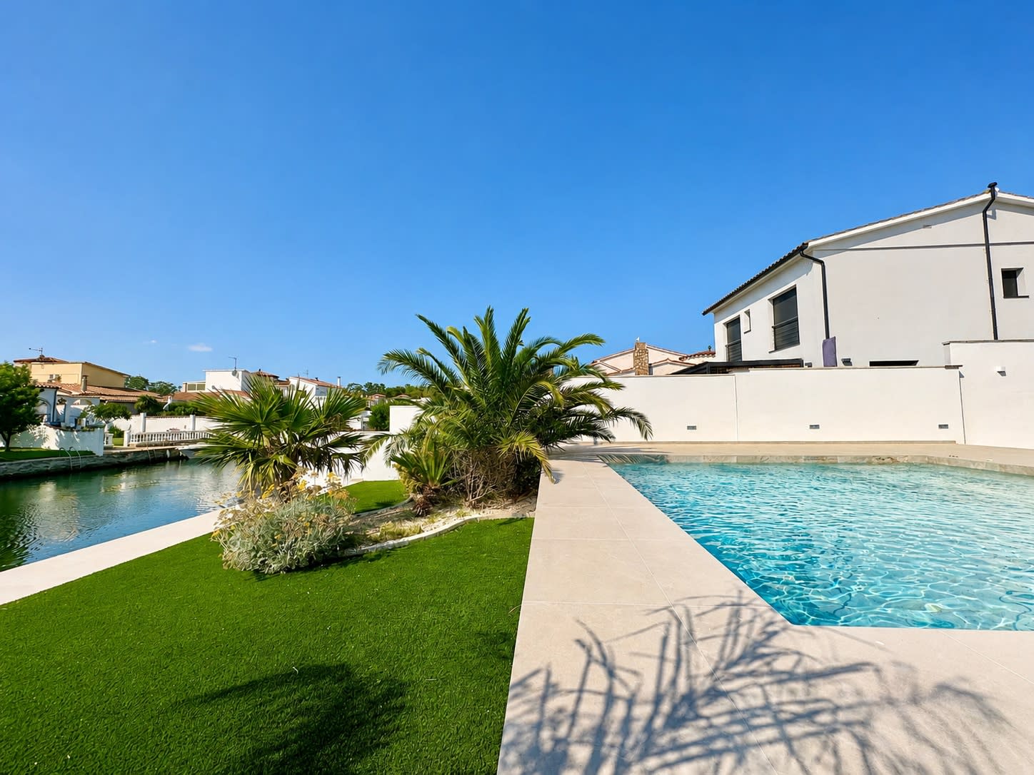 Casa de una sola planta con amarre y piscina en los canales de Empuriabrava — 5