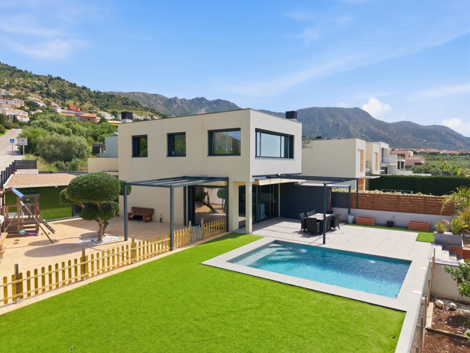 CASA CON PISCINA Y ACABADOS DE ALTA CALIDAD CON VISTAS PANORÁMICAS — 4