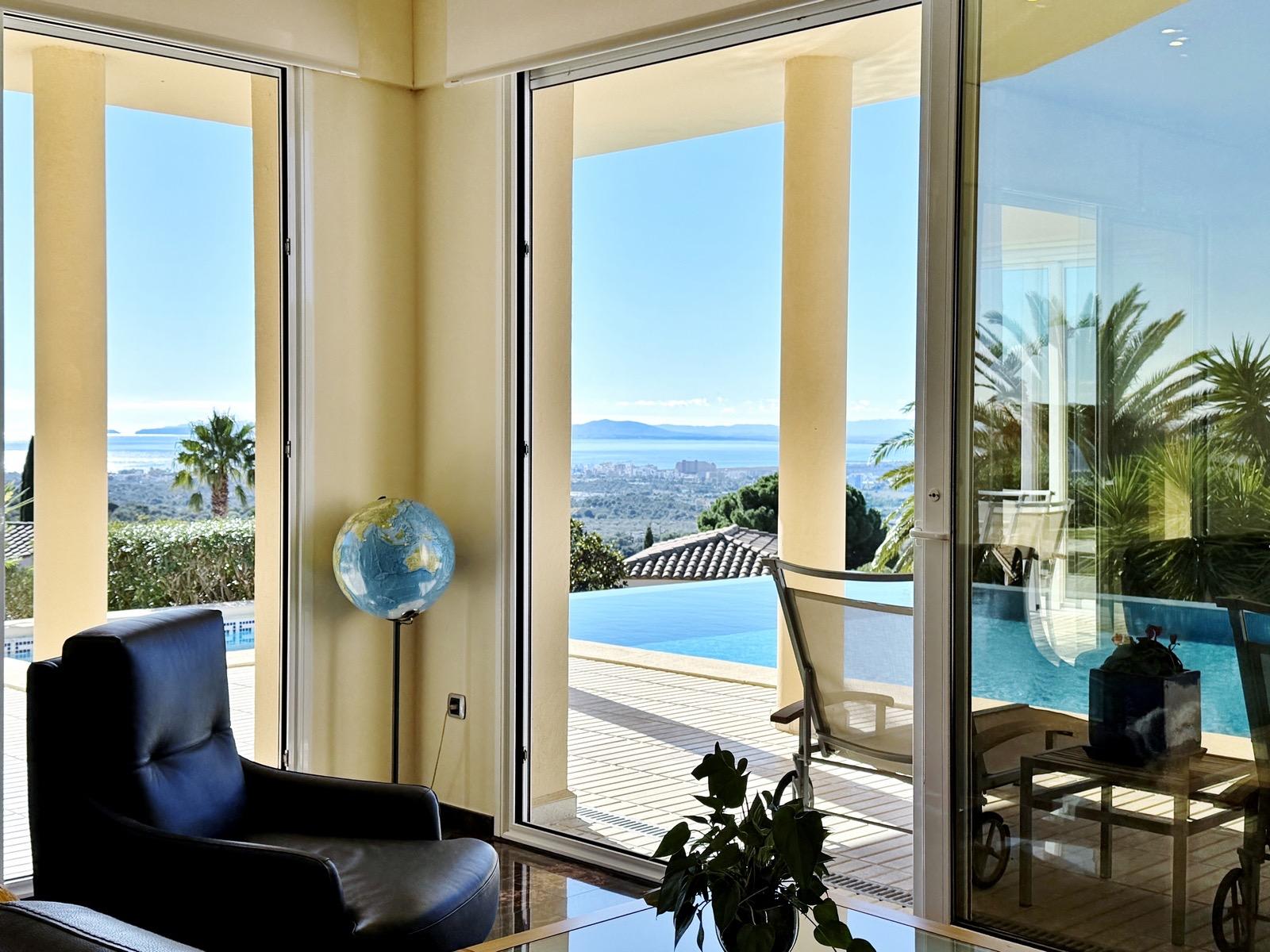 Villa de lujo con amplios espacios, piscina y gran parcela — 13