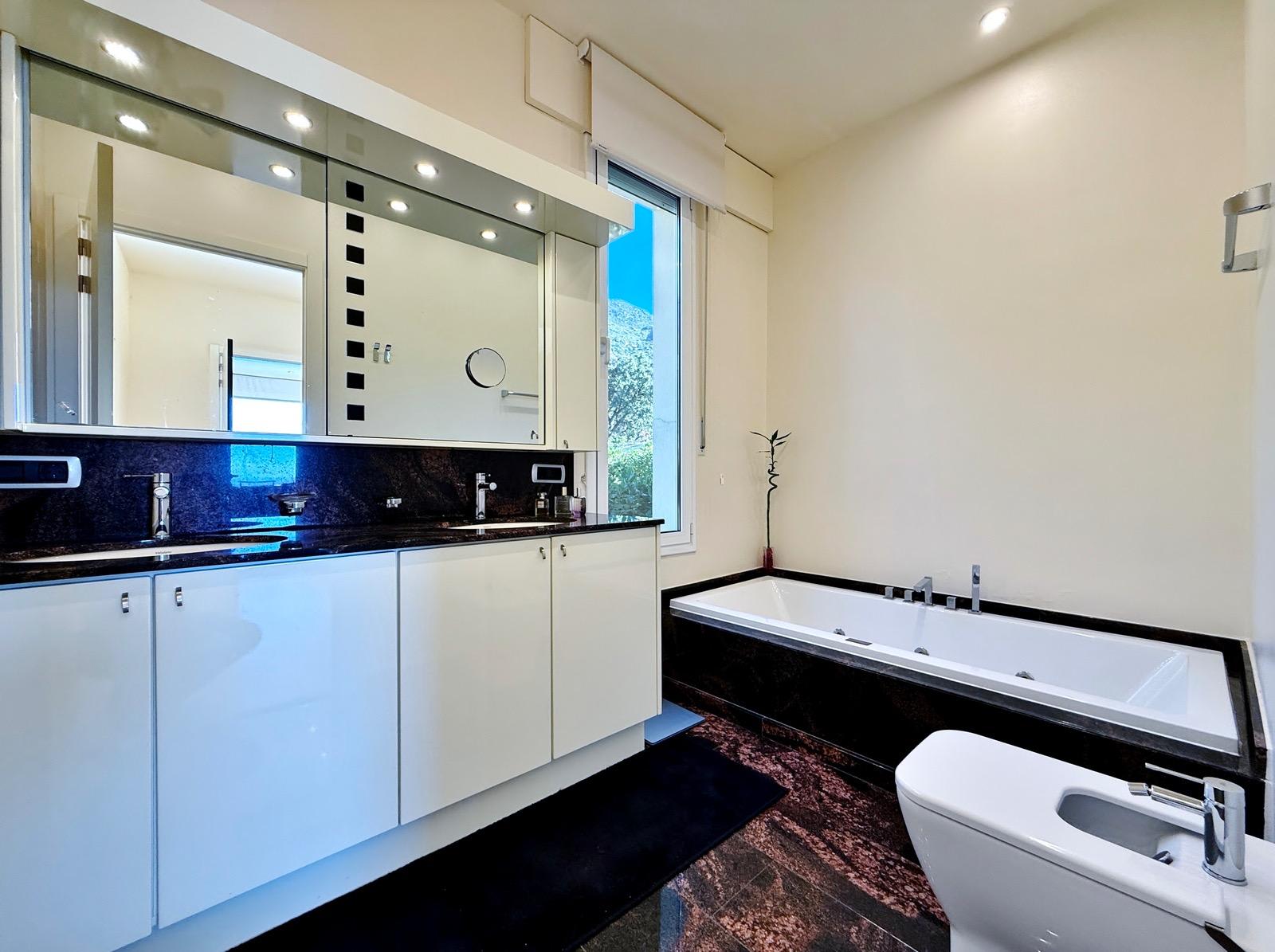 Villa de lujo con amplios espacios, piscina y gran parcela — 21