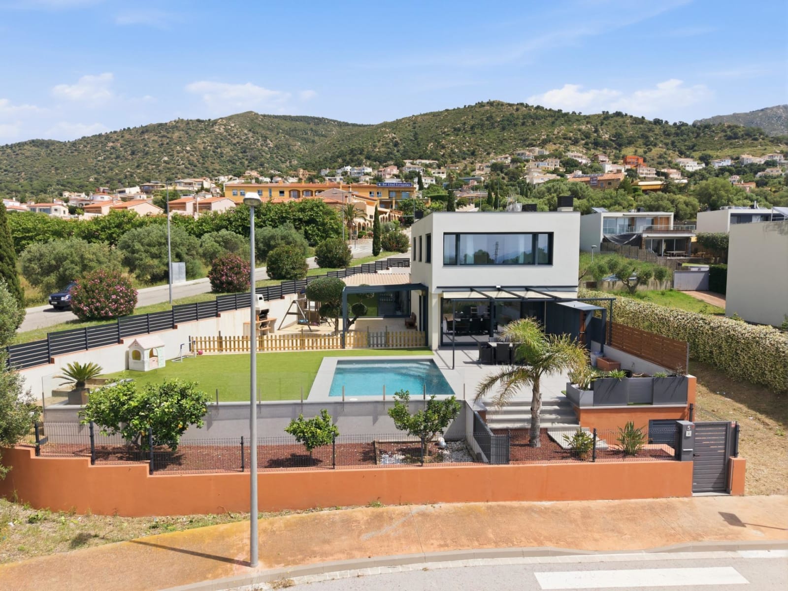 CASA CON PISCINA Y ACABADOS DE ALTA CALIDAD CON VISTAS PANORÁMICAS — 48
