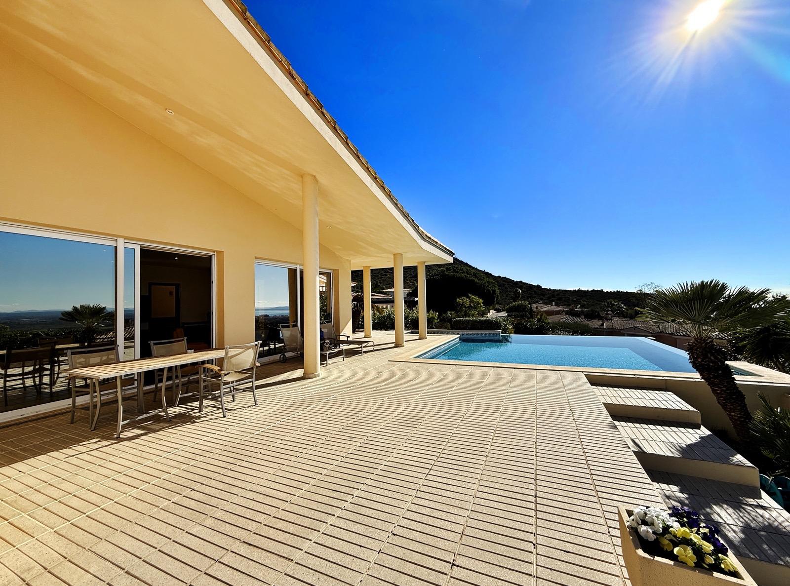 Villa de lujo con amplios espacios, piscina y gran parcela — 36