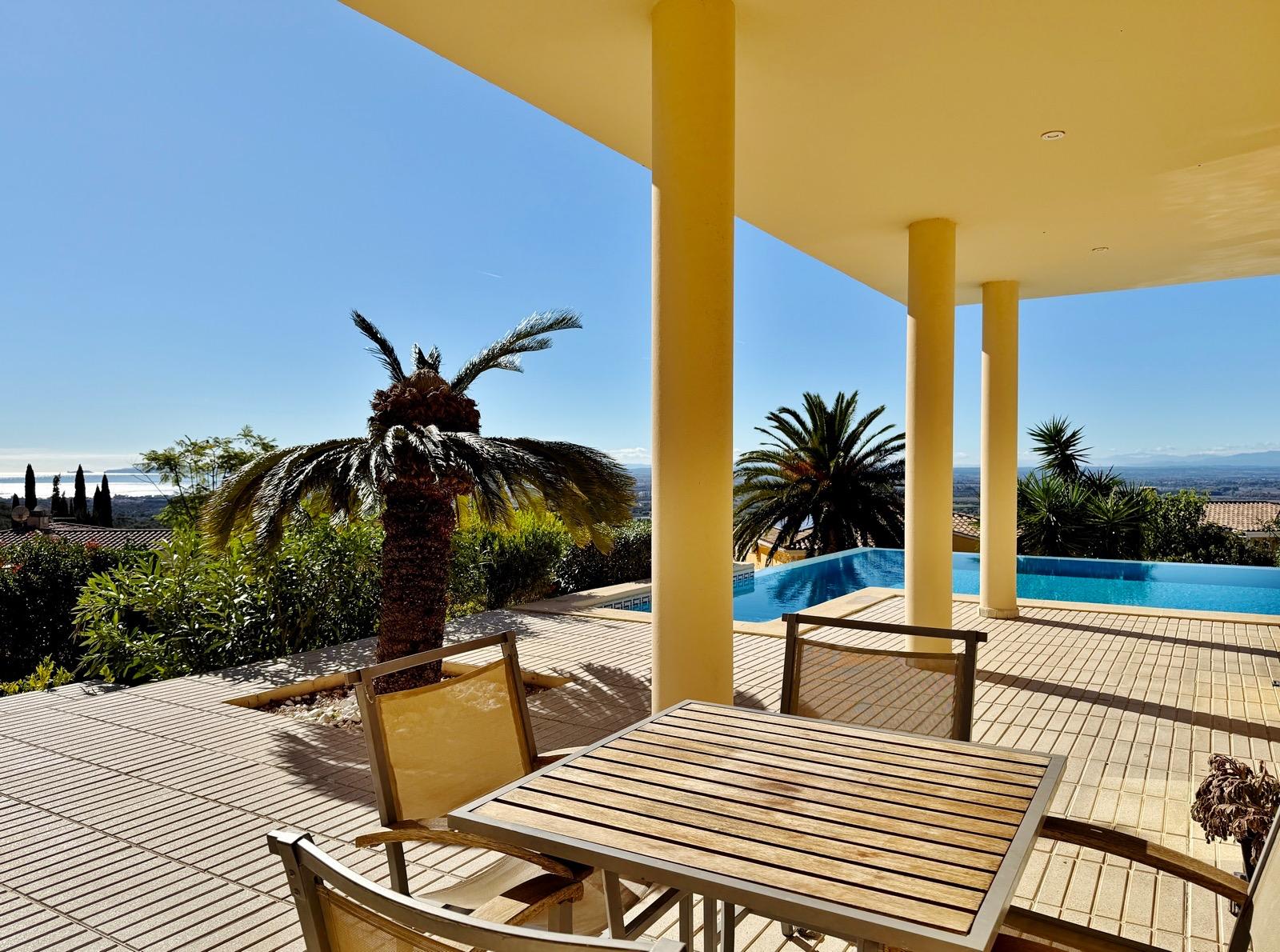 Villa de lujo con amplios espacios, piscina y gran parcela — 37