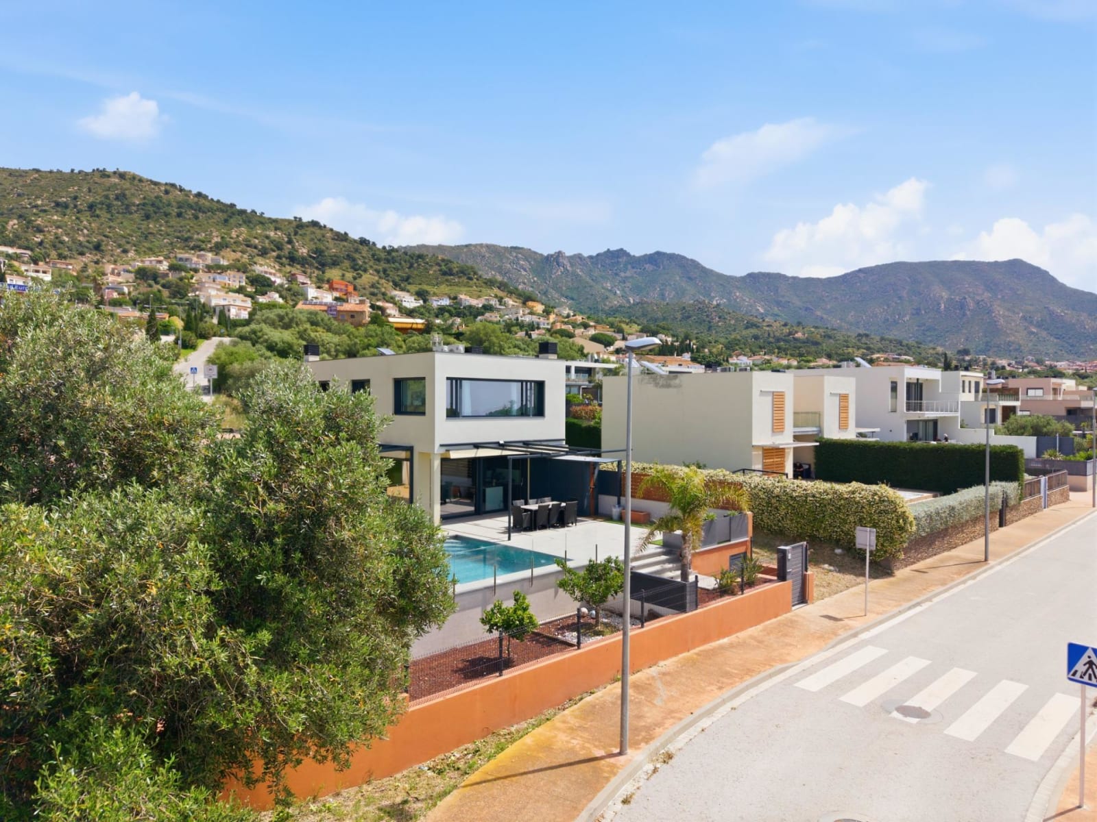CASA CON PISCINA Y ACABADOS DE ALTA CALIDAD CON VISTAS PANORÁMICAS — 50