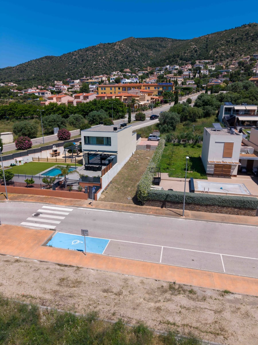 Terreno edificable en Palau-saverdera con vistas espectaculares y bajo coste de construcción — 16