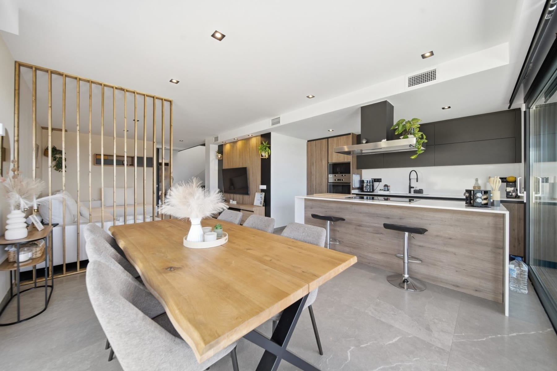 CASA CON PISCINA Y ACABADOS DE ALTA CALIDAD CON VISTAS PANORÁMICAS — 10