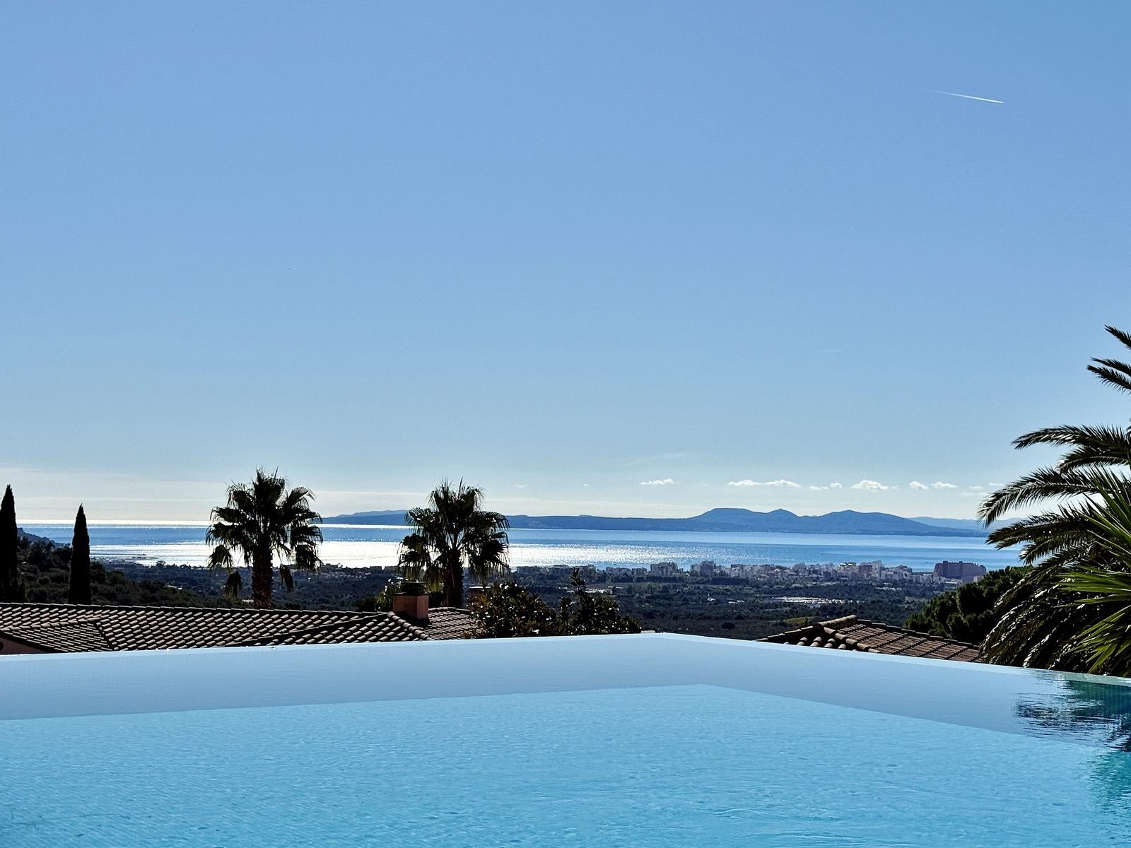 Villa de lujo con amplios espacios, piscina y gran parcela — 7
