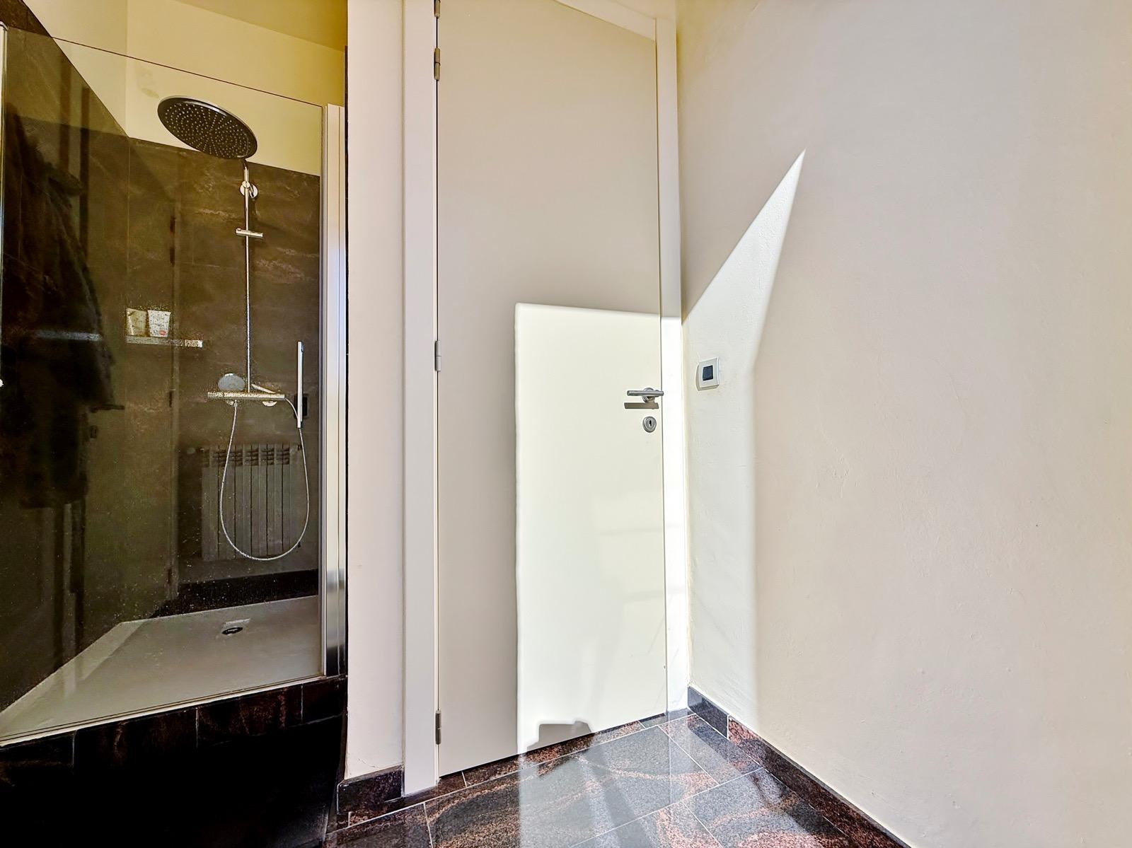 Villa de lujo con amplios espacios, piscina y gran parcela — 30