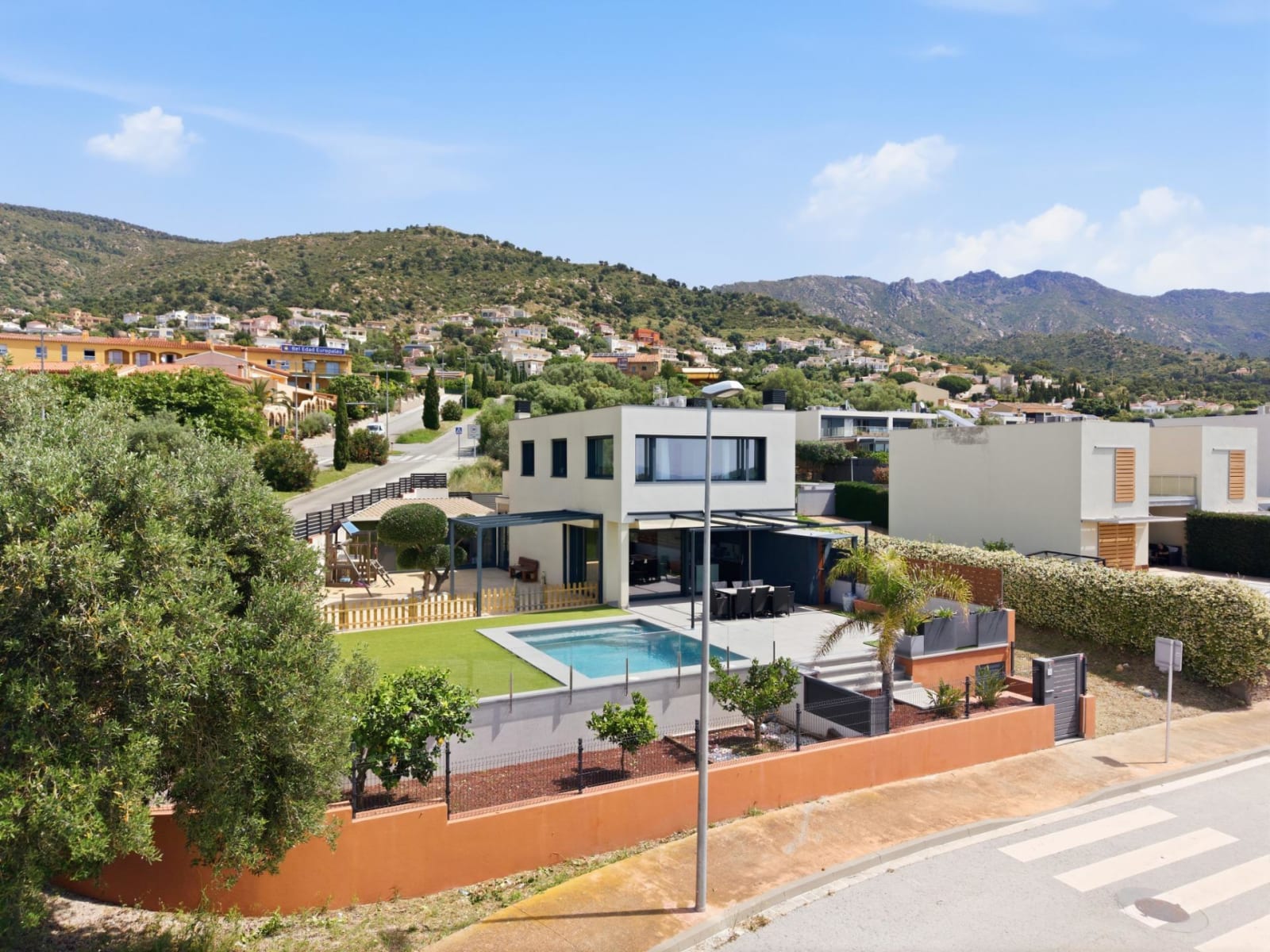 CASA CON PISCINA Y ACABADOS DE ALTA CALIDAD CON VISTAS PANORÁMICAS — 51