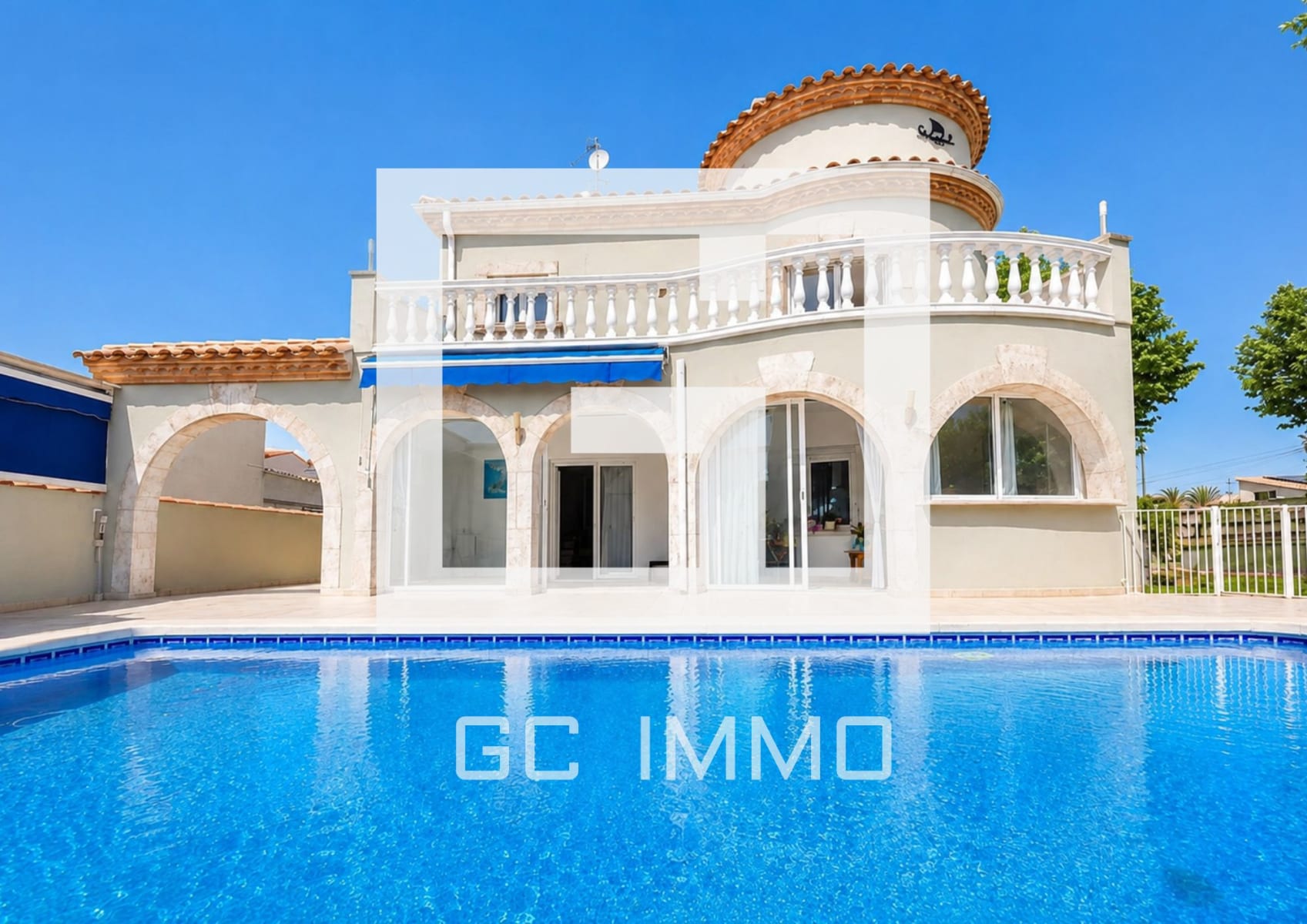 Casa con piscina en Empuriabrava — 1