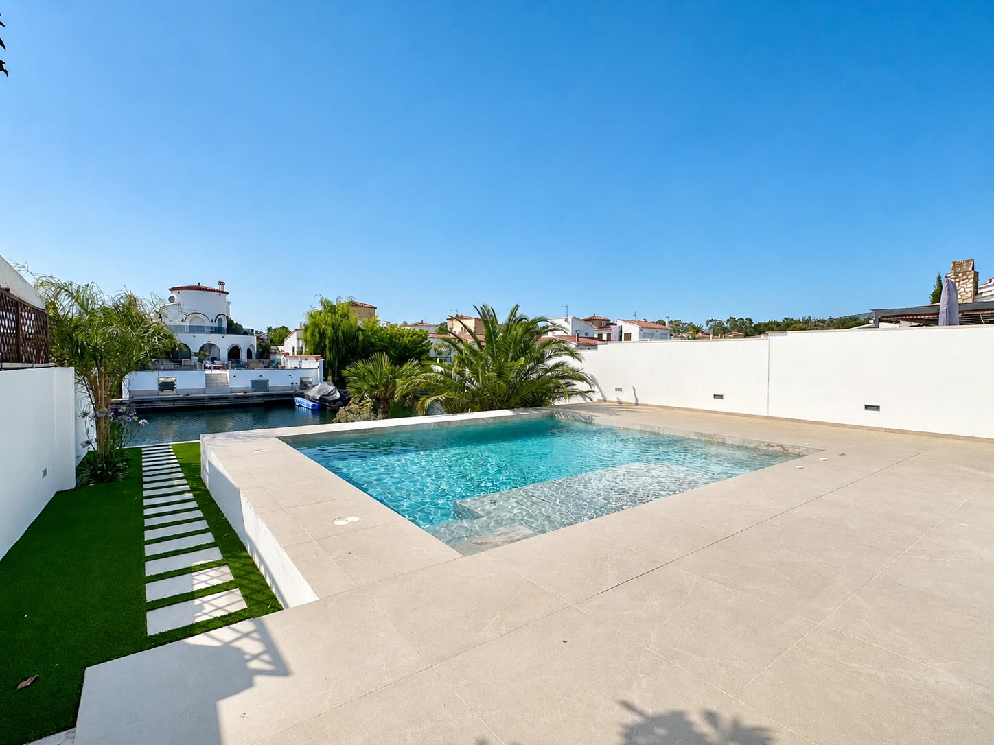 Casa de una sola planta con amarre y piscina en los canales de Empuriabrava — 14