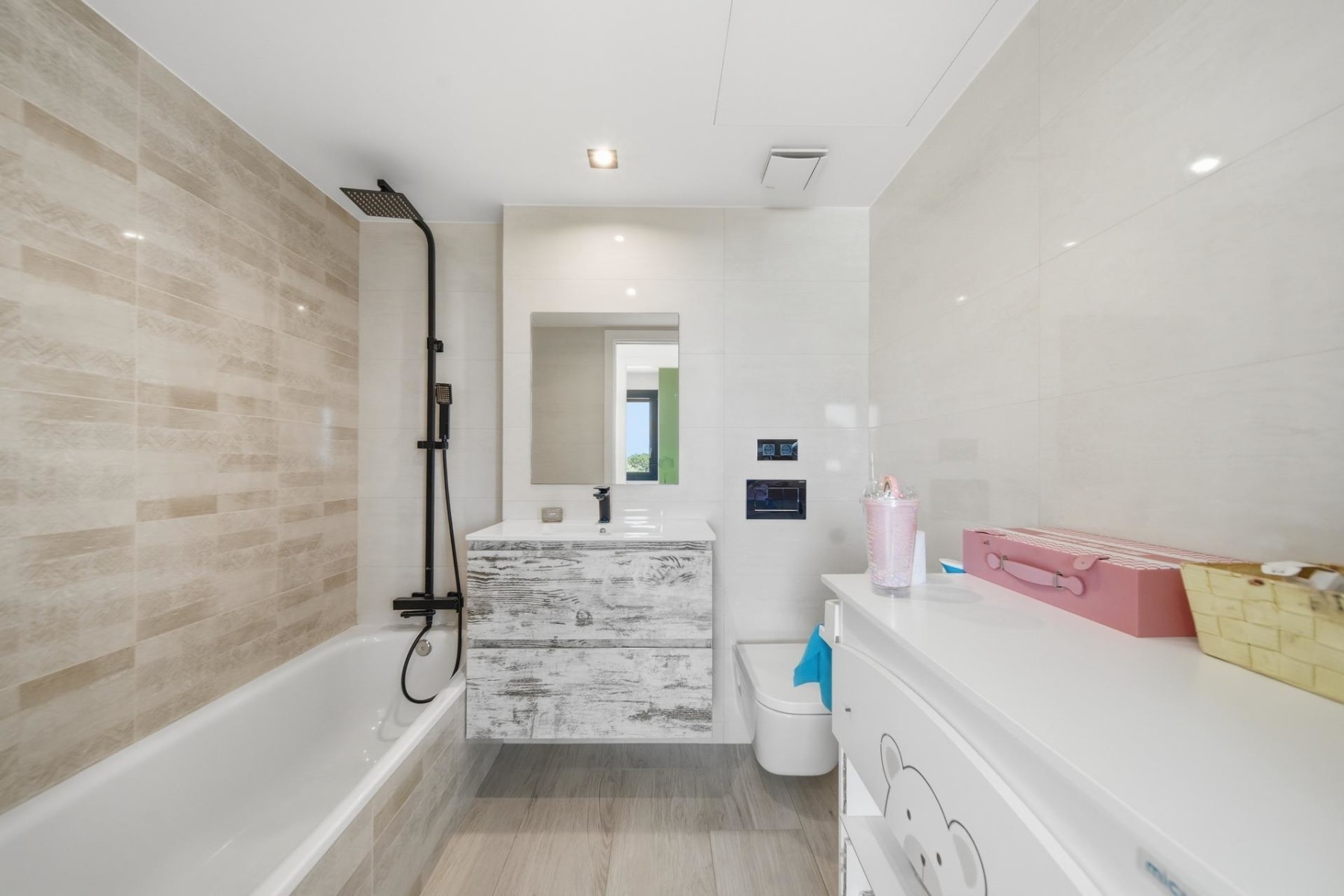 CASA CON PISCINA Y ACABADOS DE ALTA CALIDAD CON VISTAS PANORÁMICAS — 21