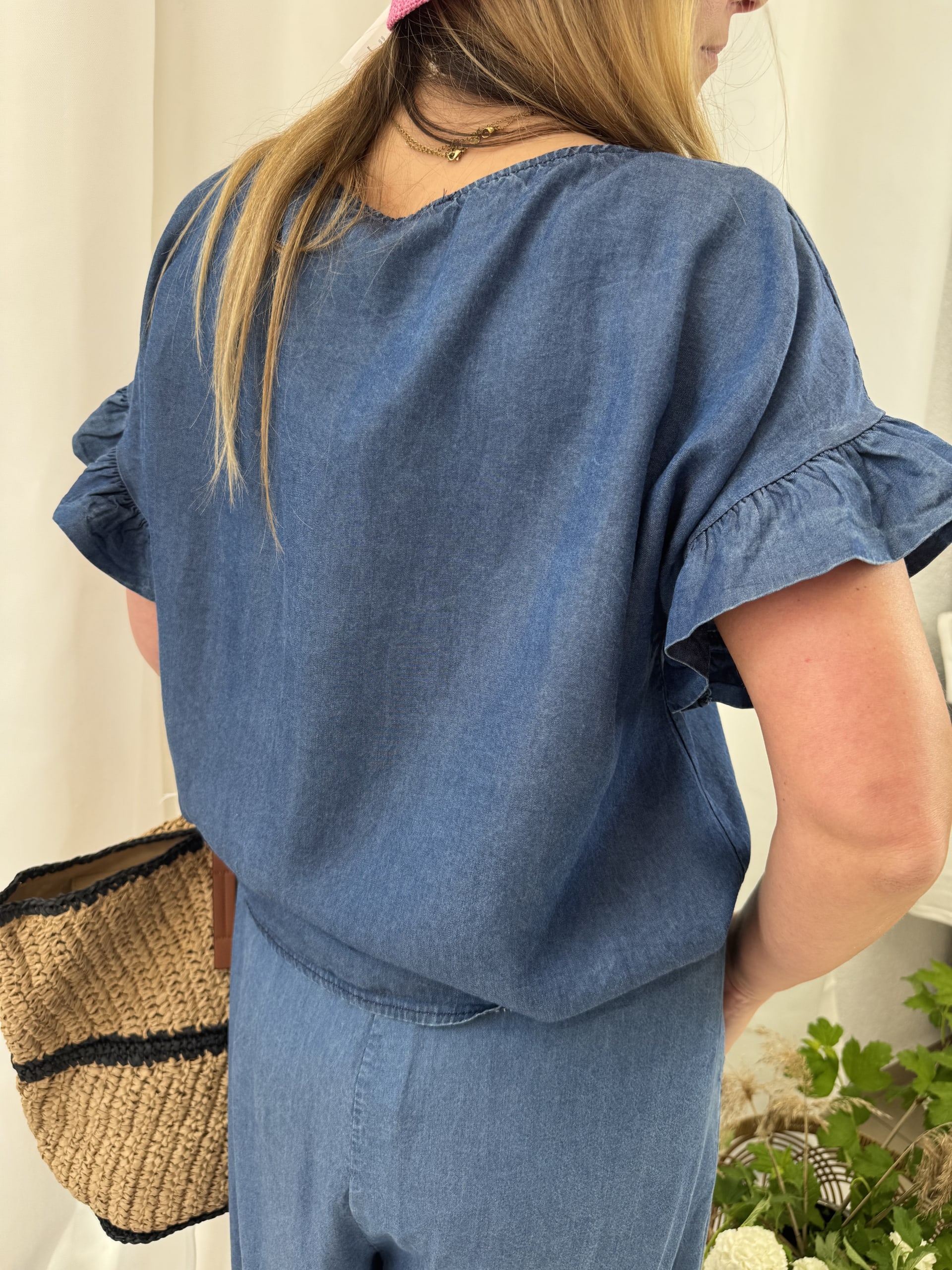 Bluzka z falbanką na rękawie w kolorze jeansowym - drugie zdjecie
