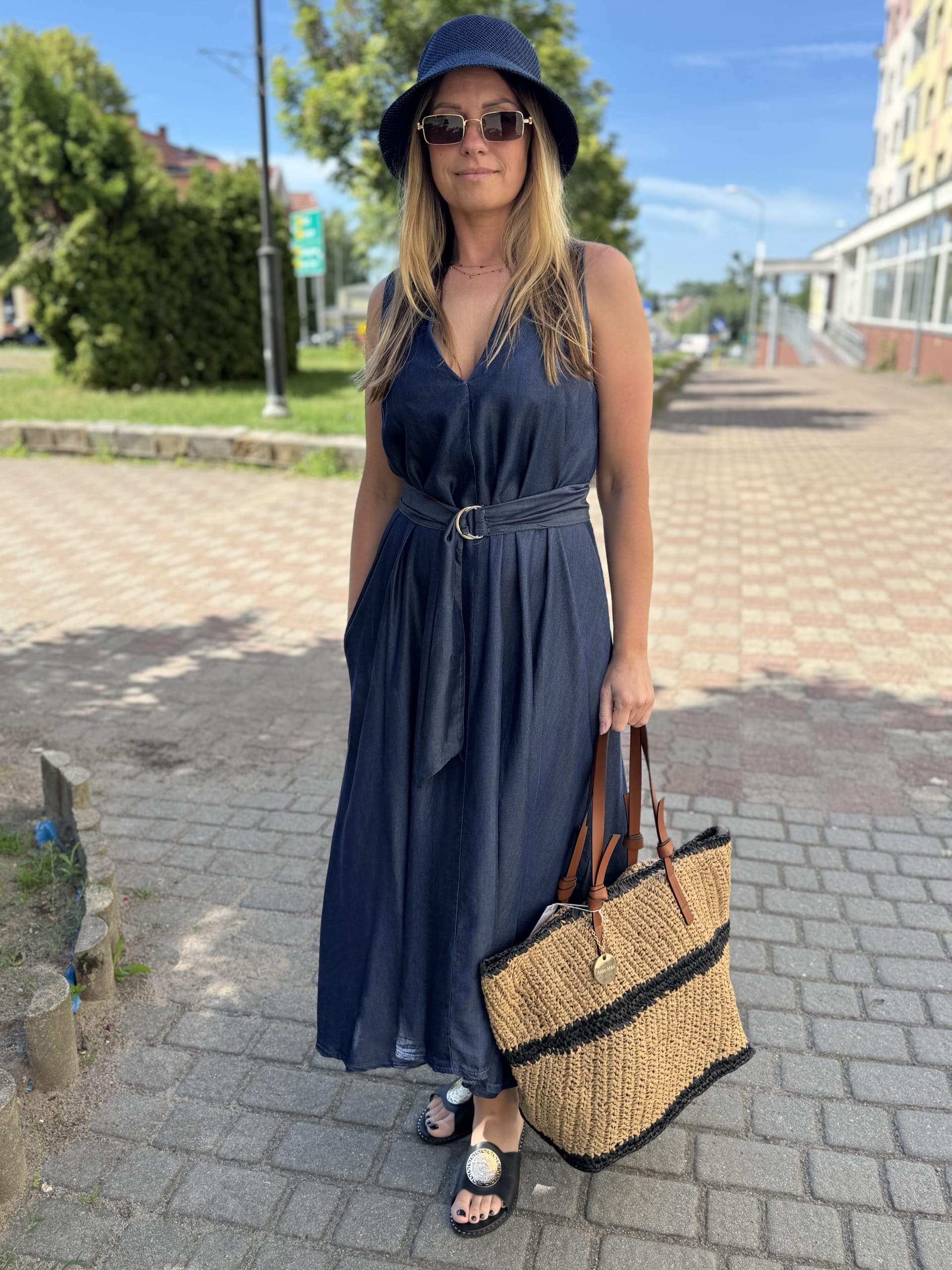 Sukienka maxi z kieszeniami w kolorze głębokiego jeansu granatowego