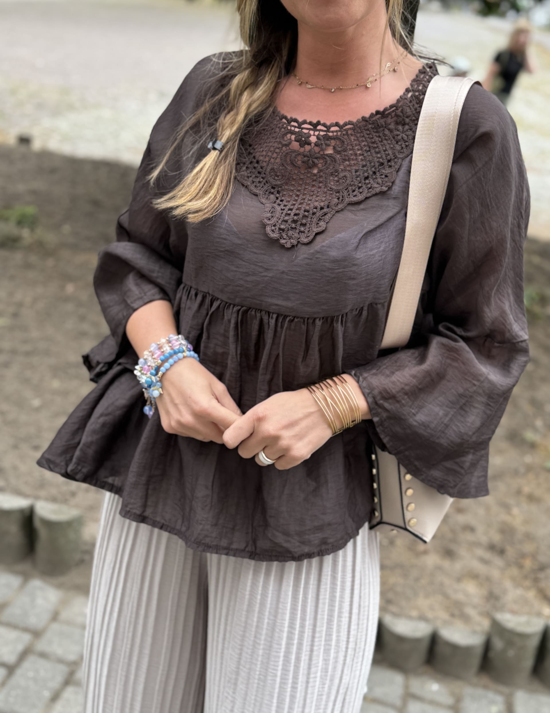 Zwiewna bluzka boho z koronkowym dekoltem