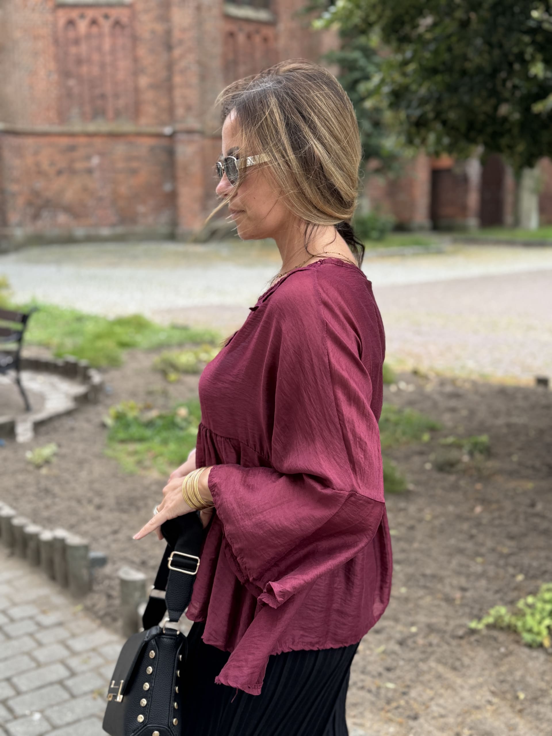 Zwiewna bluzka boho z koronkowym dekoltem bordowa - drugie zdjecie