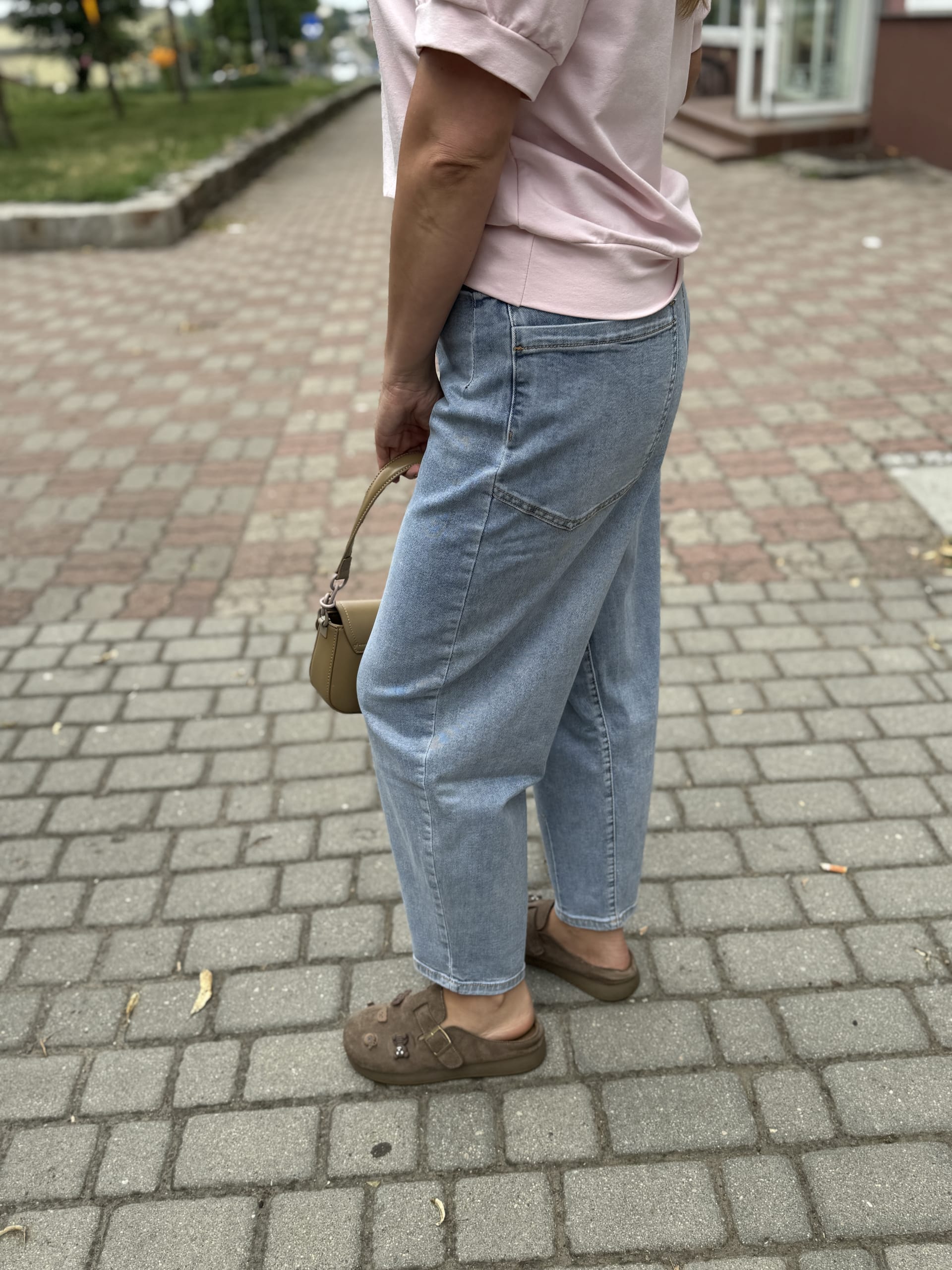 Jeansy damskie typu balloon - jasny denim - drugie zdjecie
