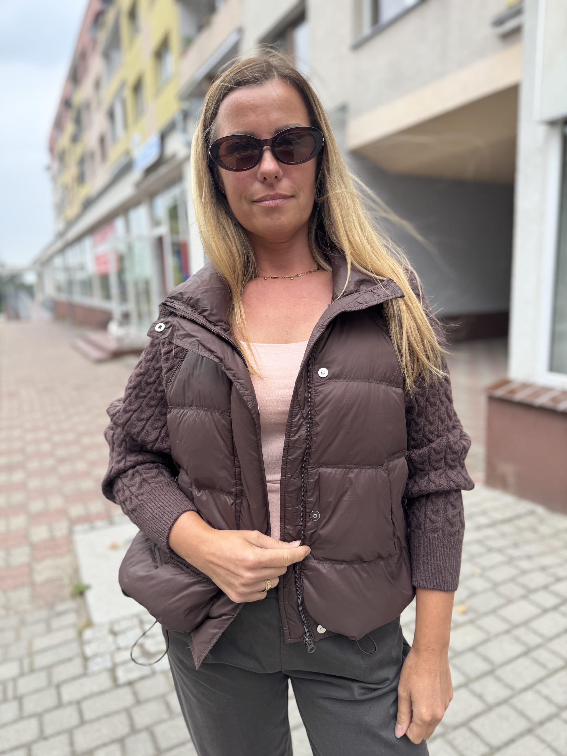 Pikowana puchowa kurtka z dzianinowymi rękawami