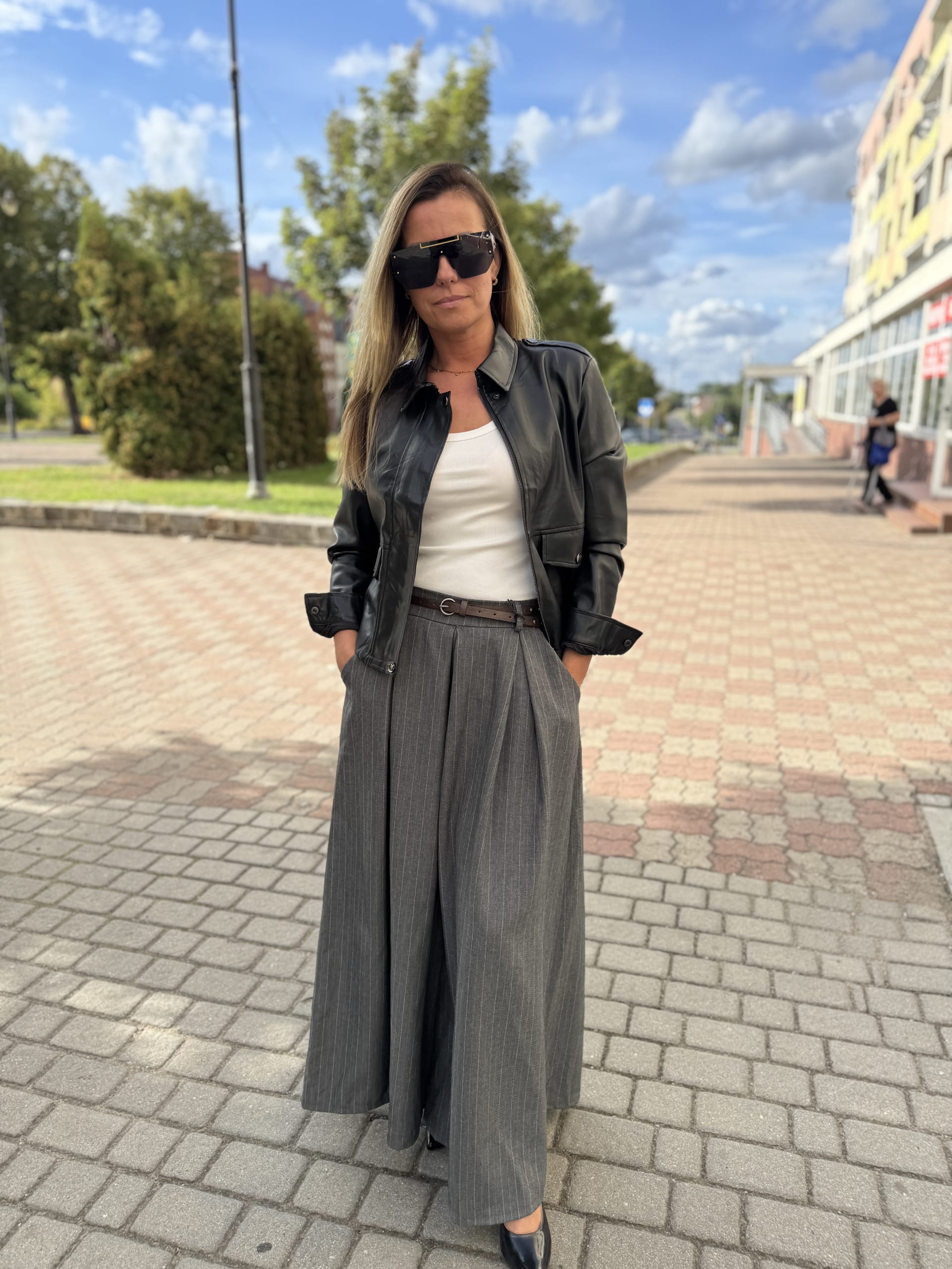 Stylowa kurtka damska z miękkiej ekoskóry czarna 4