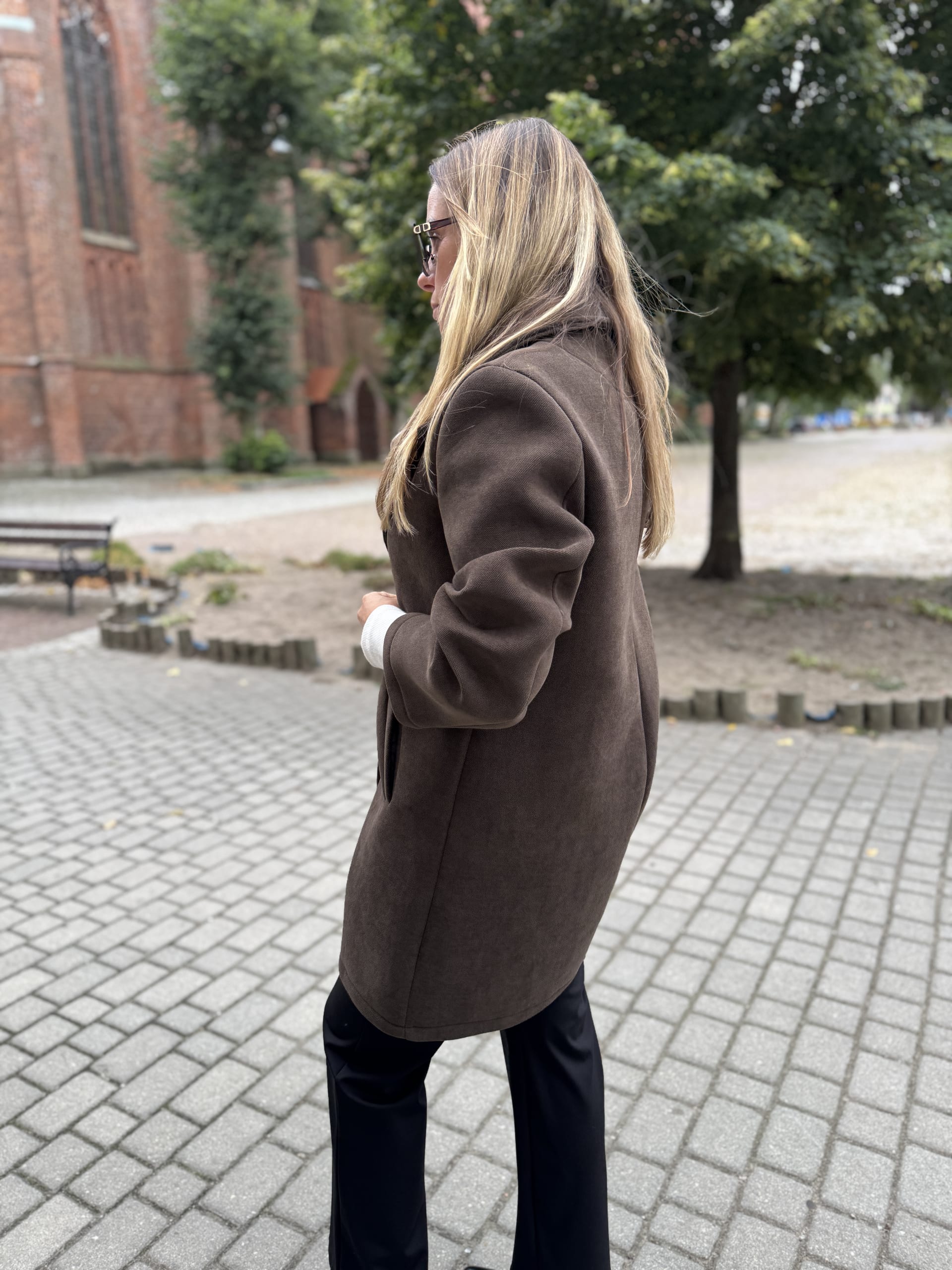 Elegancki krótki płaszcz z broszką Aurelia czekoladowy 3