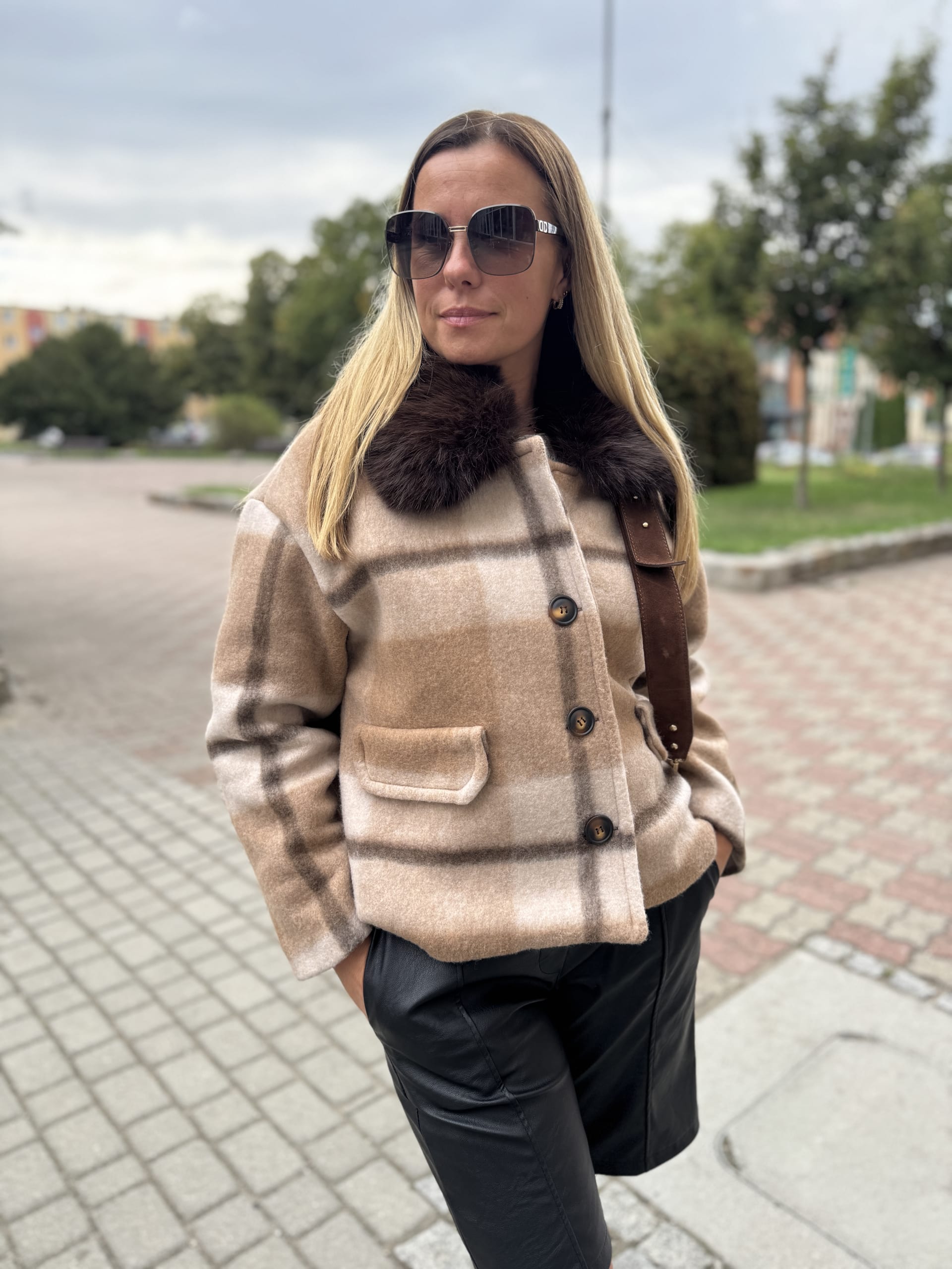 Kurtka w kratę z futrzanym kołnierzem beż
