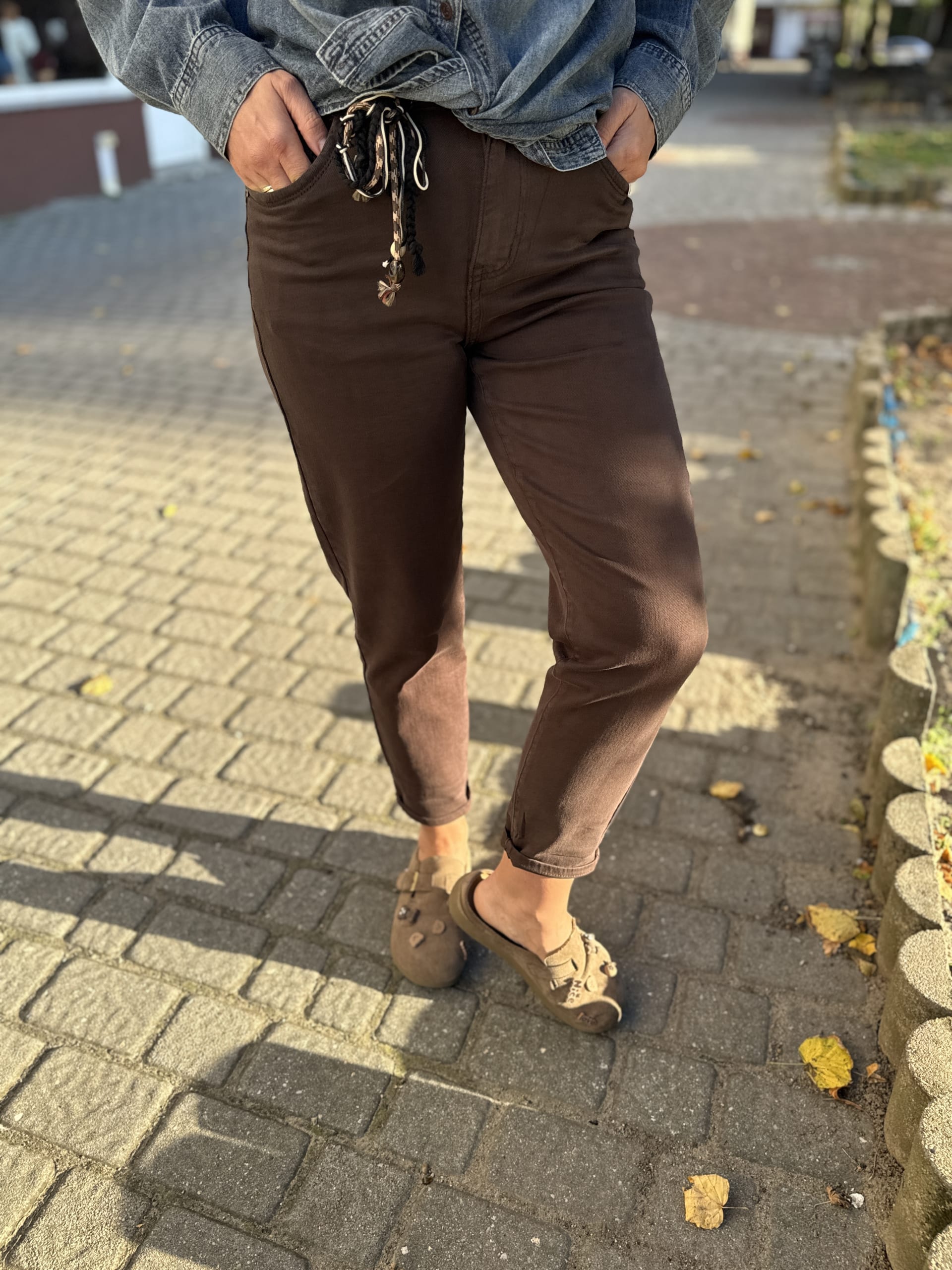 Czekoladowe spodnie baggy fit