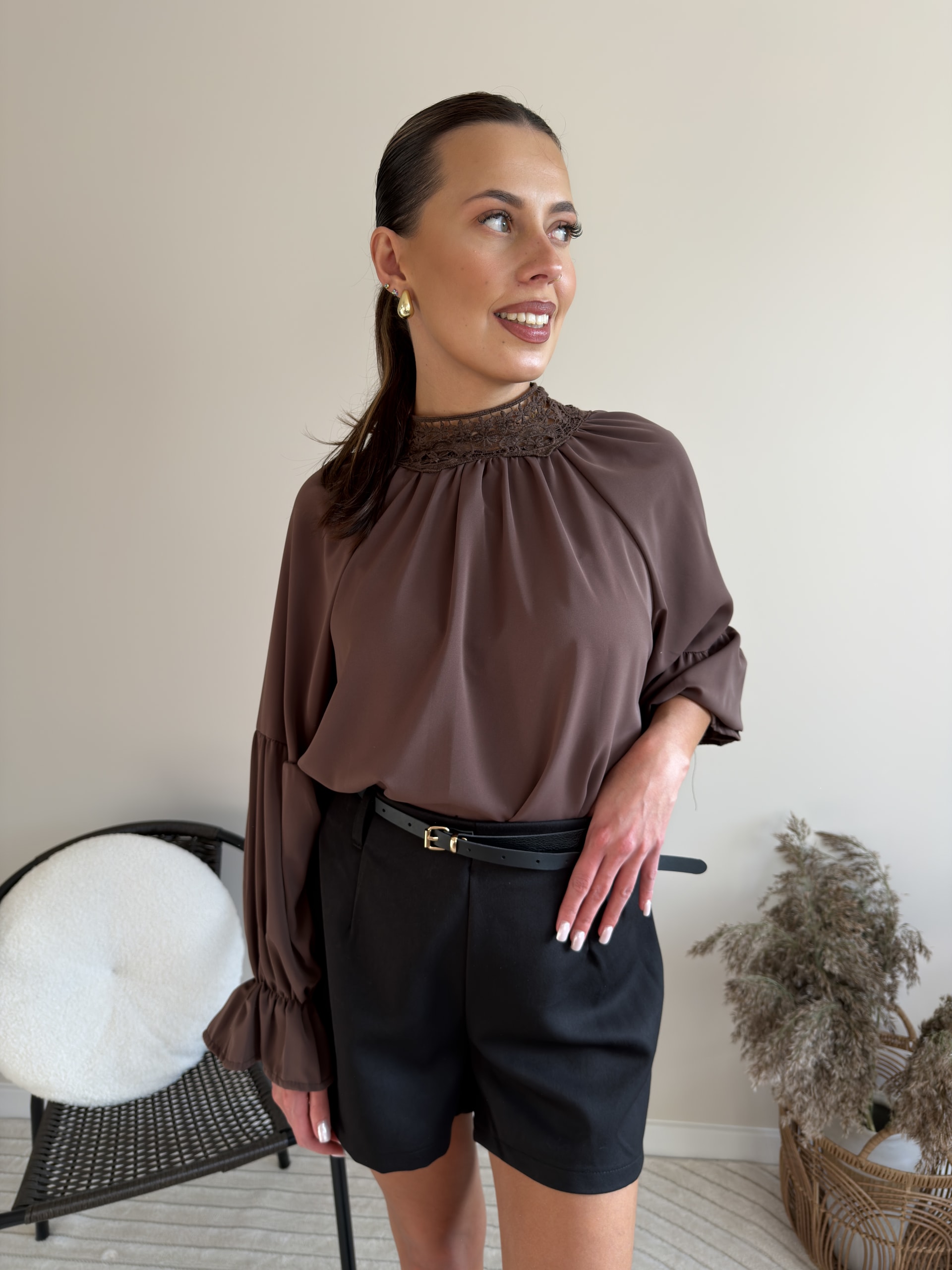 Elegancka Bluzka ze Stójką z Koronki - Lina brązowa