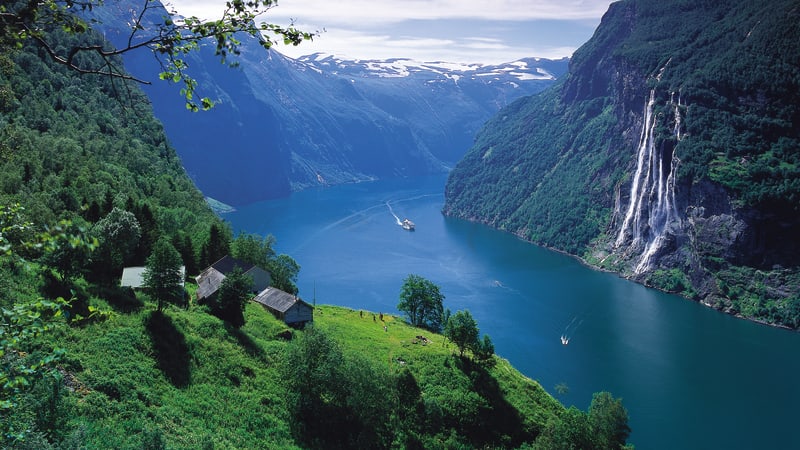 Fagernes-lesund m bttur p Geirangerfjorden