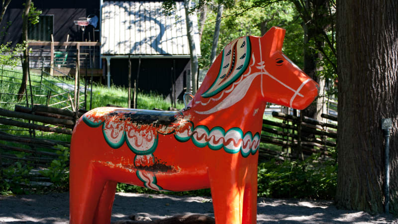 Stor dalah�st med tr�d i bakgrunden