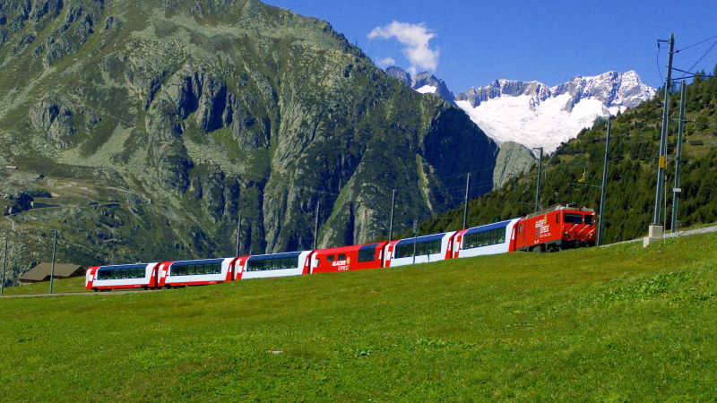 Glacirexpressen frdas genom ett frodigt bergslandskap