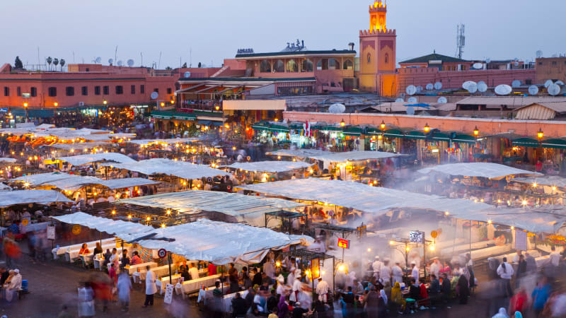 Jemaa El Fna torget i Marrakechs medina. Jemaa El Fna torget i Marrakechs medina.