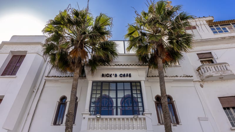Rick s Café i Casablanca är en ikonisk restaurang och bar inspirerad av den klassiska filmen Casablanca, där Humphrey Bogart och Ingrid Bergman spelade huvudrollerna. Rick s Café i Casablanca är en ikonisk restaurang och bar inspirerad av den klassiska filmen Casablanca, där Humphrey Bogart och Ingrid Bergman spelade huvudrollerna.