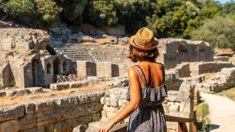 Vi besöker de arkeologiska ruinerna i Butrint nationalpark.