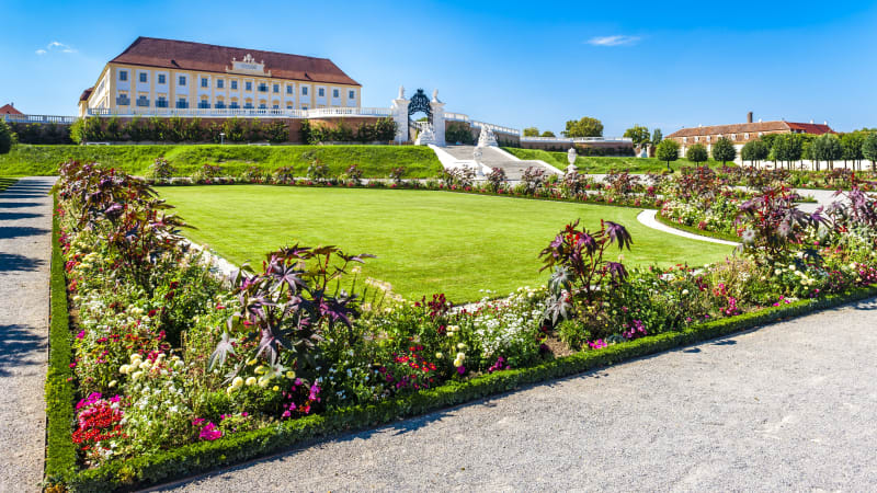 Slottet Hof med sina vackra trädgårdar
