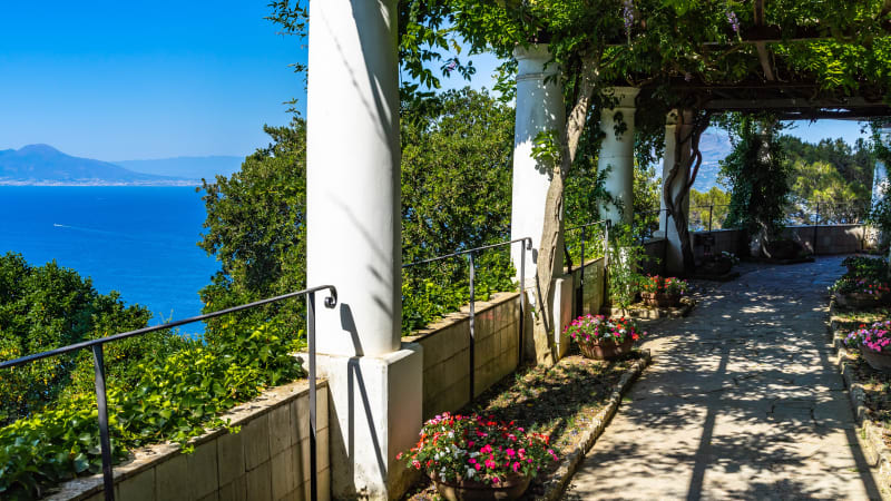 Vandring l�ngs Capris dramatiska kust & Villa San Michele