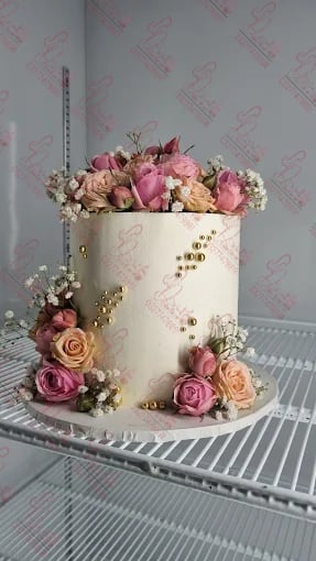 Floral Anniversary Cake for Husband Faisalabad