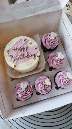 Cake with Five Cupcakes 1 Pound Cake Islamabad