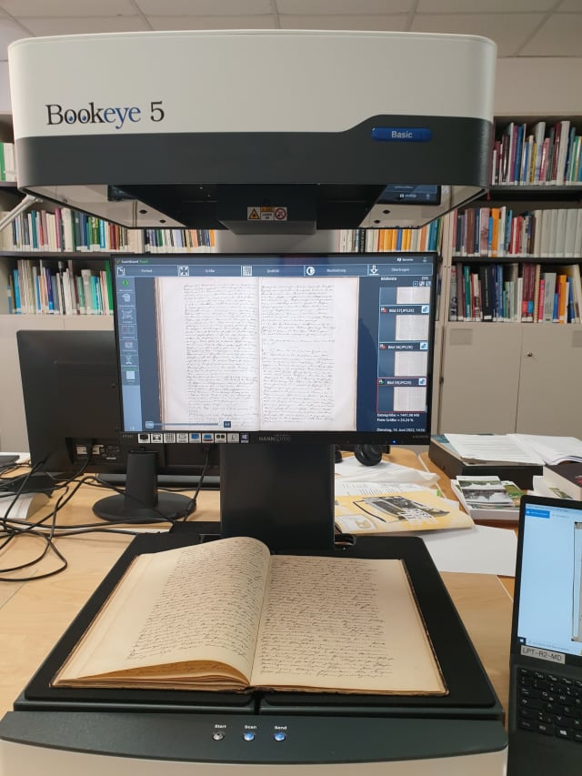 Archivbuchscanner bei der Digitalisierung einer Ortschronik