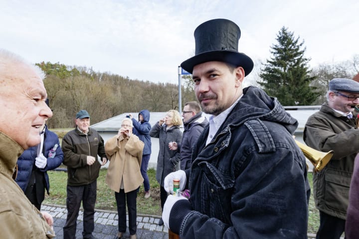 Zum Umzug gehört auch das Anstoßen auf das Neujahr