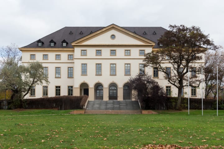 Eingangsfassade des Kulturhauses Leuna