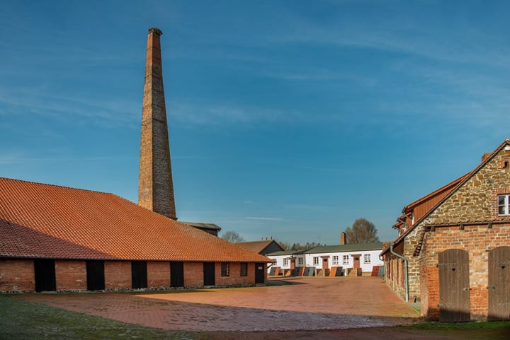 Innenhof der Ziegelei Hundisburg mit zentralem Schornstein