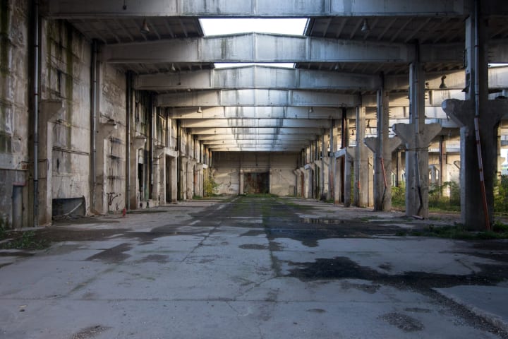 Innenansicht  der dreischiffigen Produktionshalle, die sich an die Betonmischstation anschließt