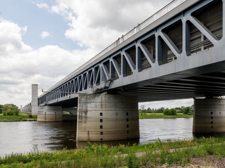 Brücke des Mittellandkanals über die Elbe