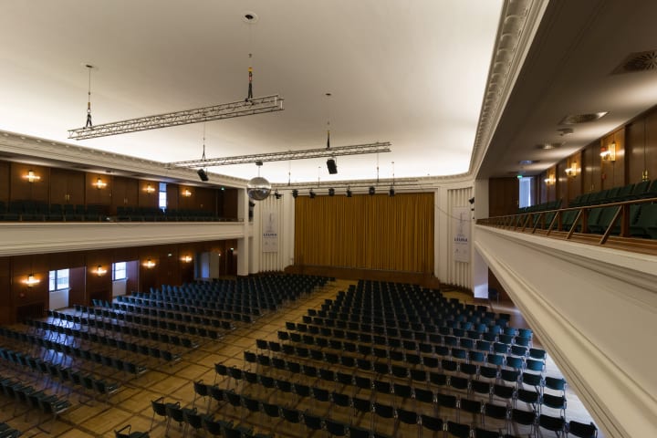 Blick vom Rang zur Bühne des Carl-Bosch-Saals