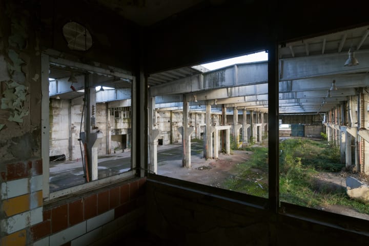 Blick aus der Kanzel der Betriebsüberwachung in die Produktionshalle