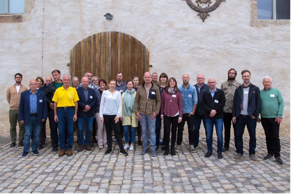 Teilnehmende des Netzwerktreffens Grünes Band 2025 auf Schloss Hessen