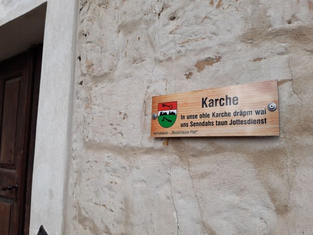 Sichtbarmachen. Eine von vielen niederdeutschen Hinweisafeln in Westerhausen.